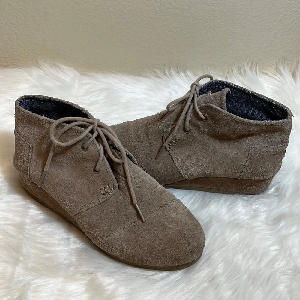 TOMS Tan Wedge Lace Youth Shoe